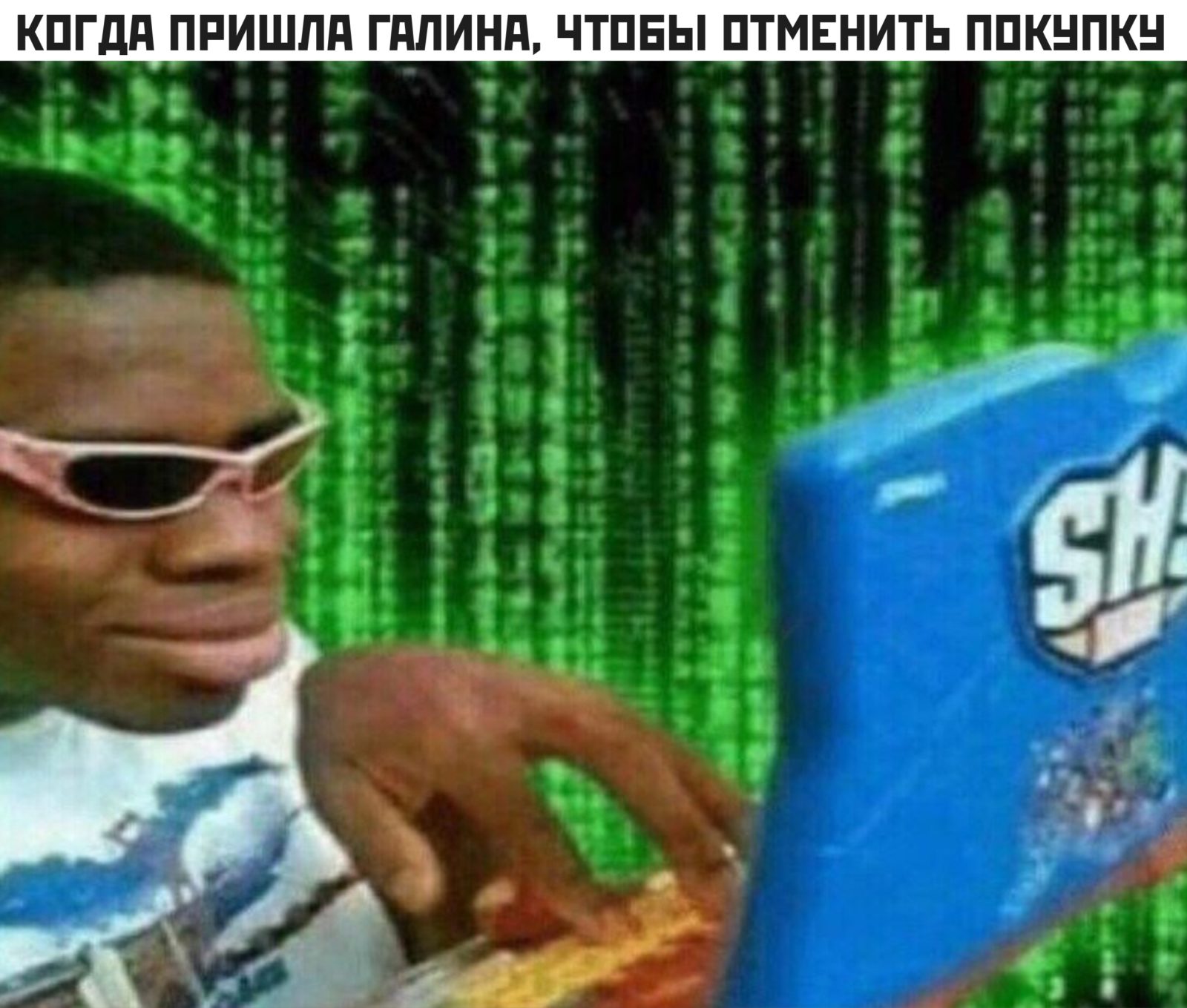Чернокожий хакер с синим игрушечным ноутбуком