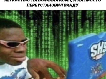 Чернокожий хакер с синим игрушечным ноутбуком