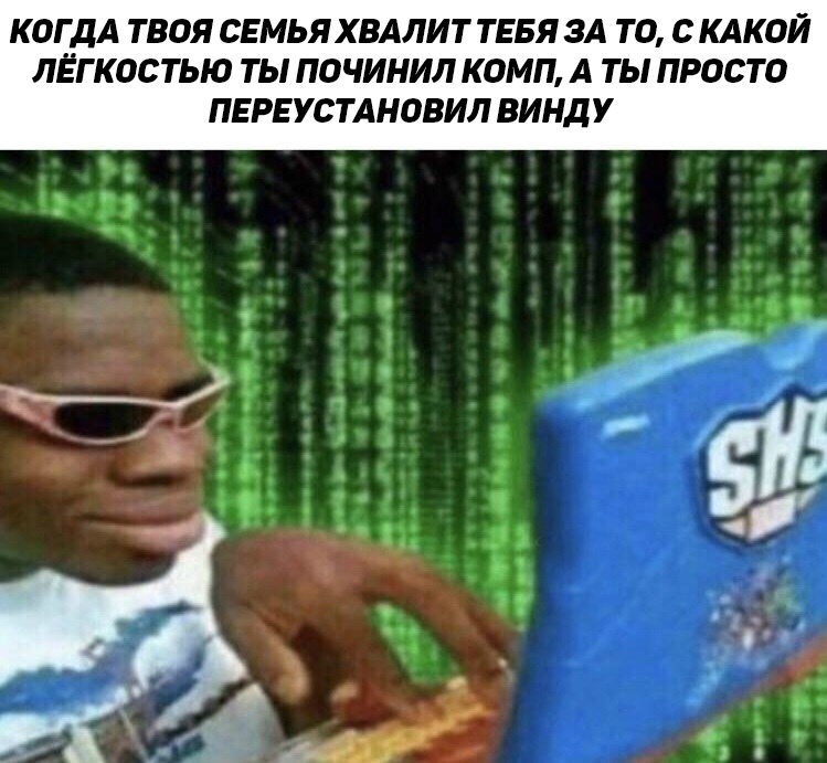 Чернокожий хакер с синим игрушечным ноутбуком