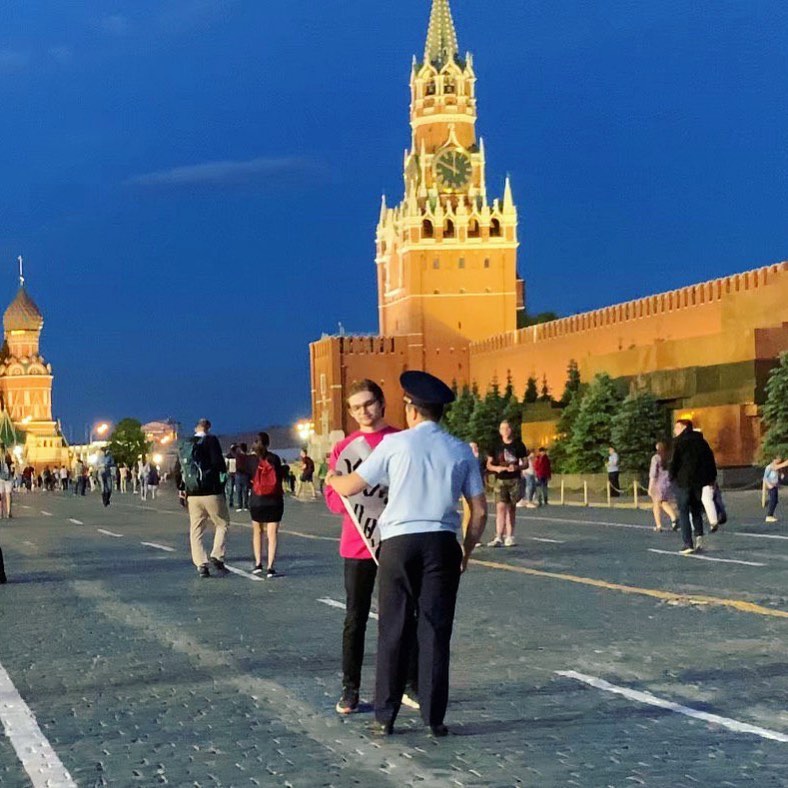 Руслан Соколовский с плакатом "Путин лох" Руслан Соколовский с плакатом "Путин лох"