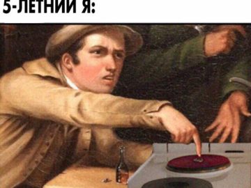 Мужчина тычет себе в ладонь