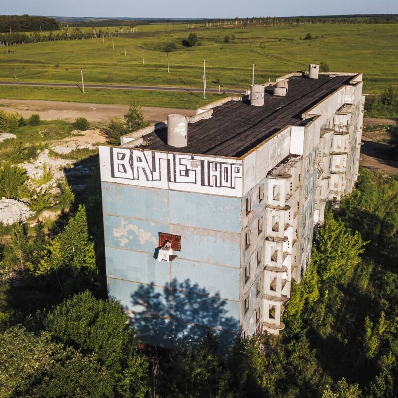 Арсений Вредитель ли Стол на внешней стороне дома
