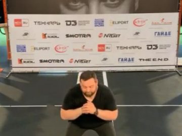 Мемы про Давидыча, лежащего на полу после 1200 приседаний