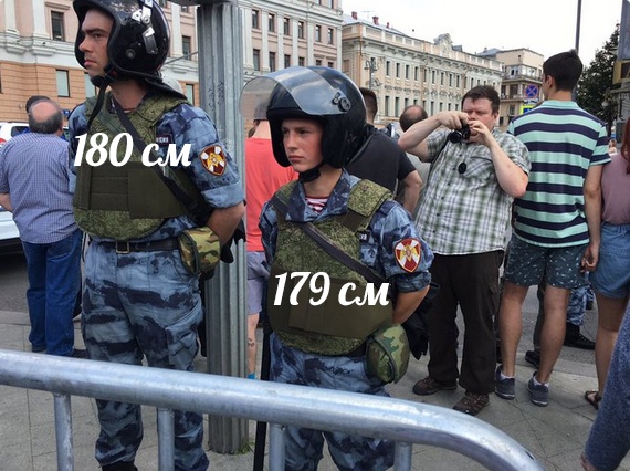 маленький полицейский на митинге маленький полицейский на митинге