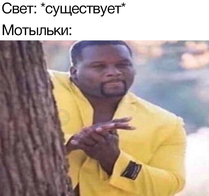 Мужик в желтом пиджаке потирает руки
