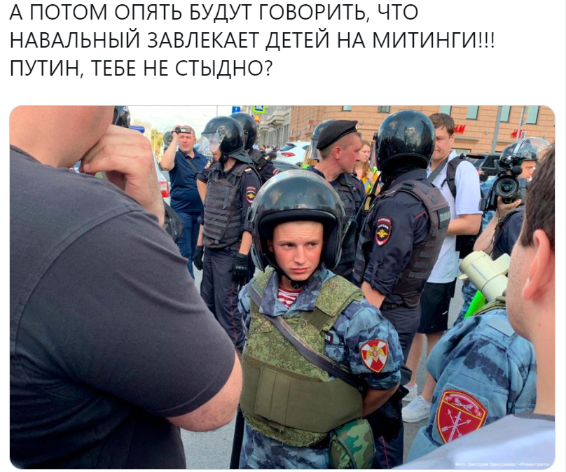 маленький полицейский на митинге маленький полицейский на митинге