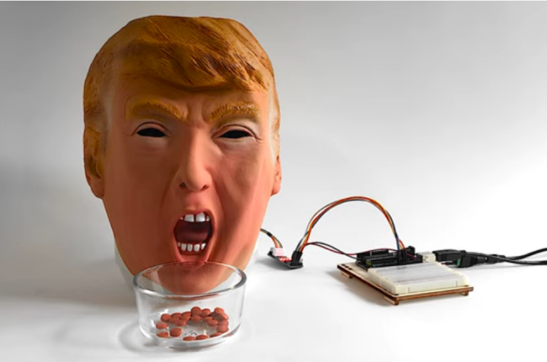 Робот Трамп выдает таблетку