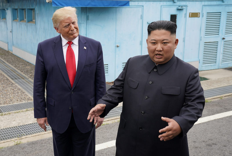 Трамп выслушивает Ким Чен Ына - шаблон мема Трамп выслушивает Ким Чен Ына - шаблон мема