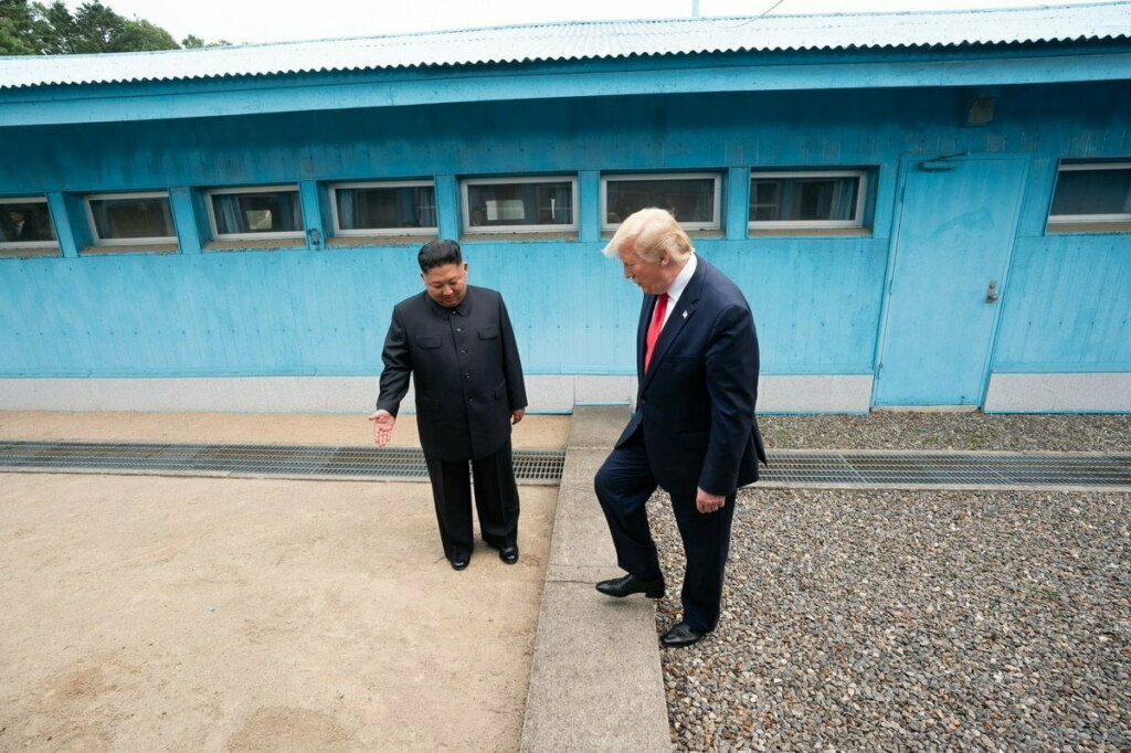 Трамп и Ким Чен Ын на границе - шаблон мема Трамп и Ким Чен Ын на границе - шаблон мема