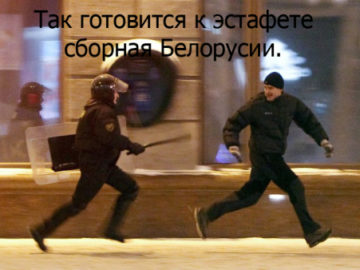 Протестующий убегает от полицейского