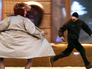 Протестующий убегает от полицейского