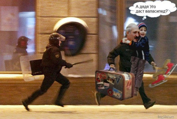 Протестующий убегает от полицейского