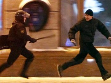 Протестующий убегает от полицейского