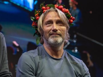 Мадс Миккельсен в венке