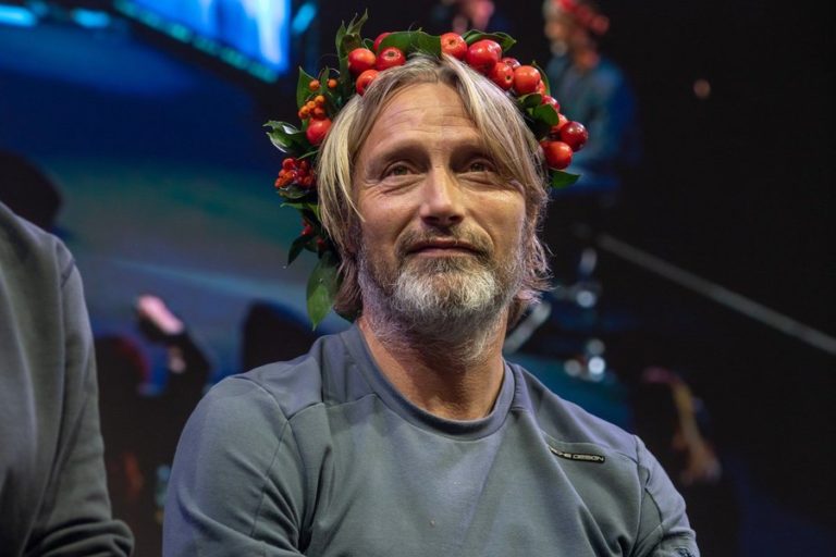 Мадс Миккельсен в венке