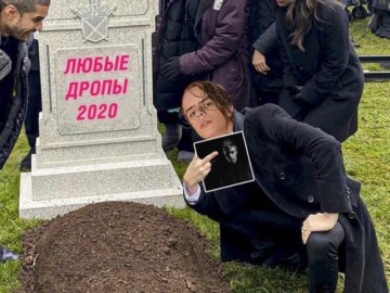 Парень у могилы