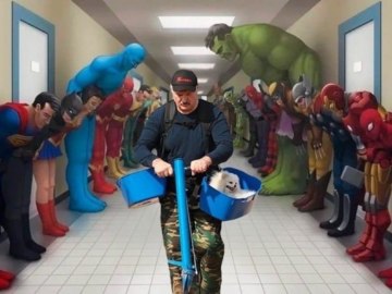 Супергерои кланяются в коридоре больницы