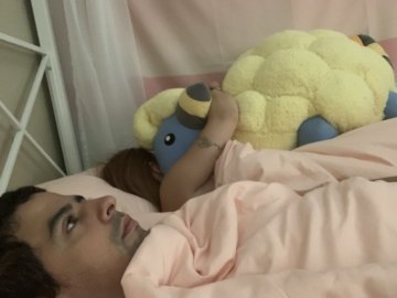Девушка с огромным покемоном и ее грустный парень