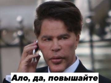 Игорь Богданов с телефоном