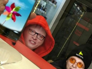 Школьники в вейпшопе