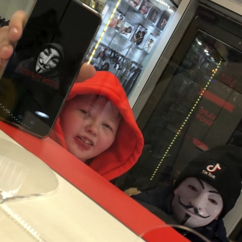 Школьники в вейпшопе