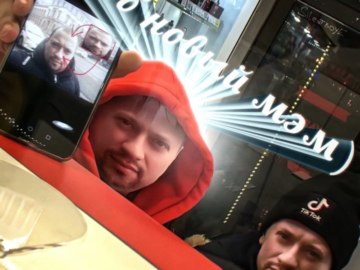 Школьники в вейпшопе