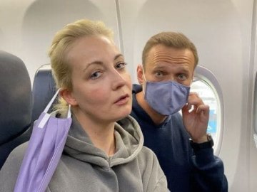 Навальный вернулся в Россию