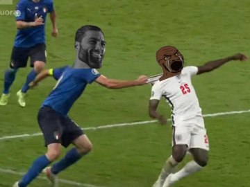 Кьеллини тянет Саку