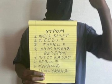 Канье Уэст с желтым листом