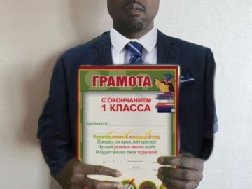 Канье Уэст с желтым листом