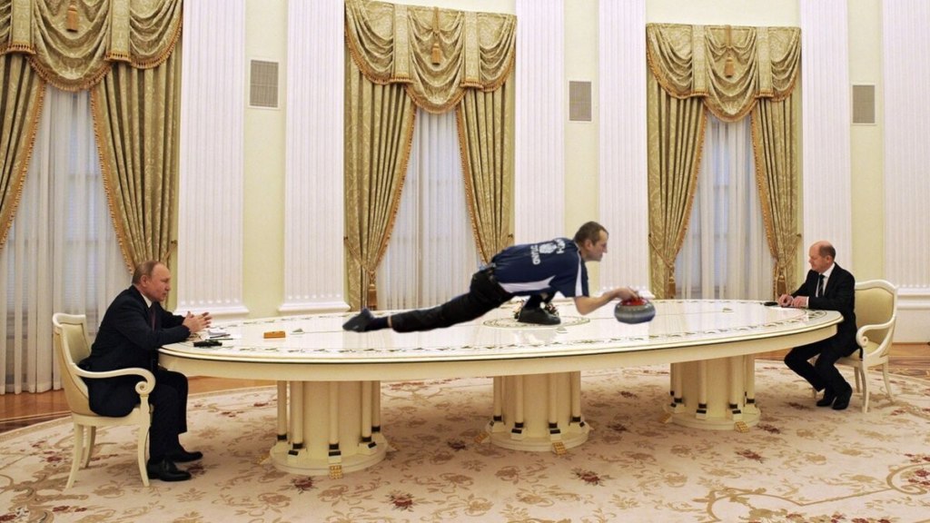 шольц и путин за длинным столом мем
