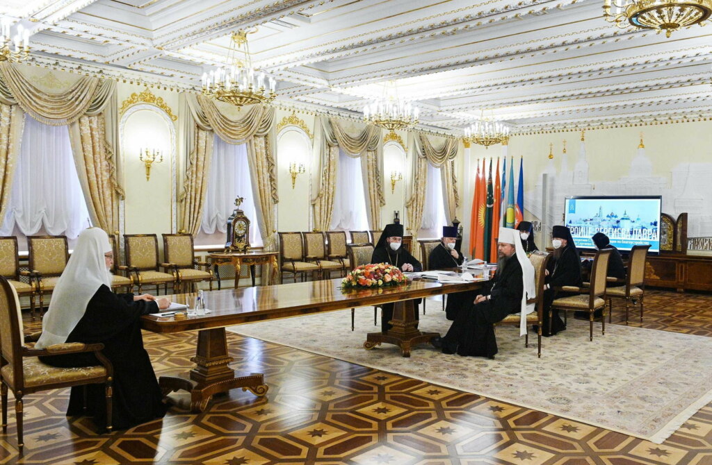 патриарх кирилл длинный стол