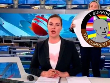 Девушка с плакатом