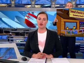 Девушка с плакатом