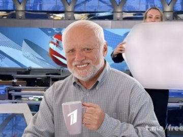 Девушка с плакатом