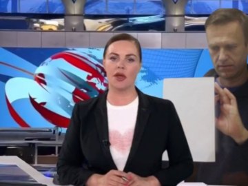 Девушка с плакатом