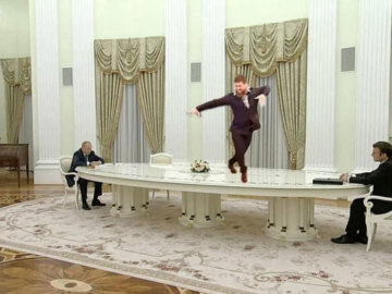 Путин за длинным столом