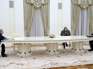 Путин за длинным столом