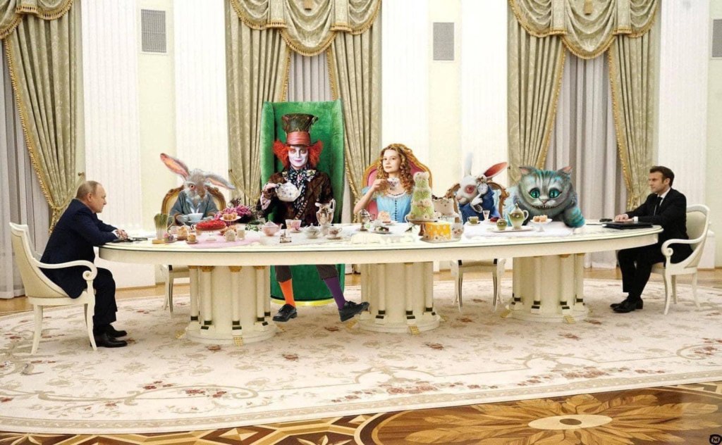 Путин за длинным столом