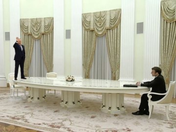 Путин за длинным столом