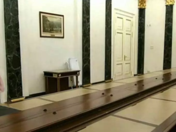 Путин за длинным столом