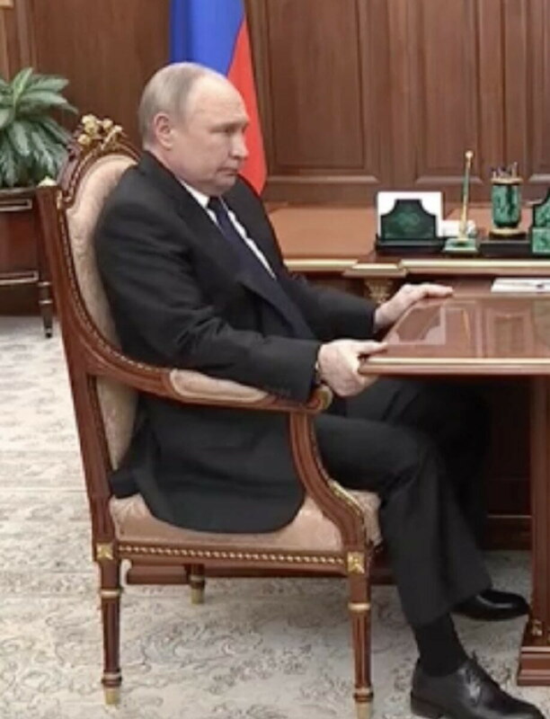 путин вцепился в стол мем