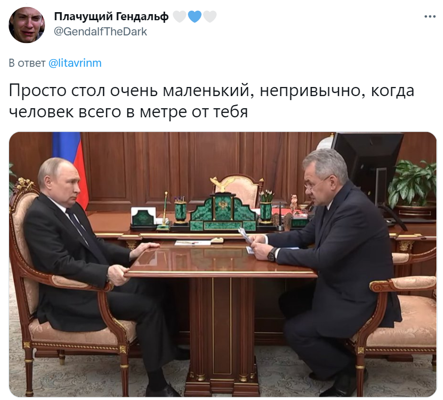 путин вцепился в стол мем