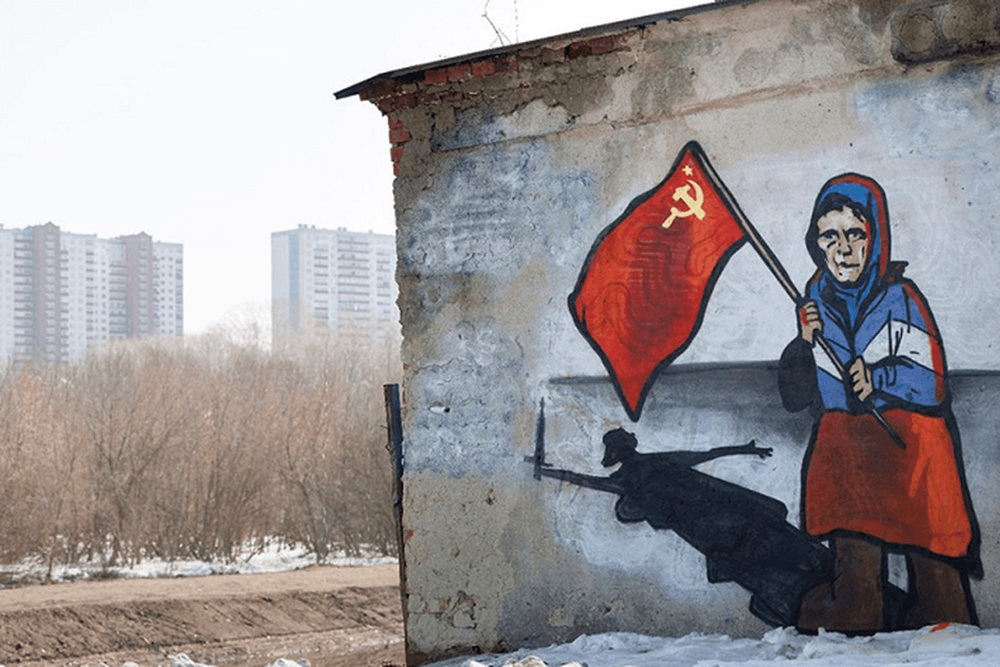 бабушка с красным флагом мемы бабушка с красным флагом мемы