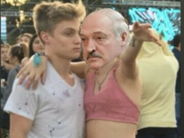 Девушка объясняет парню