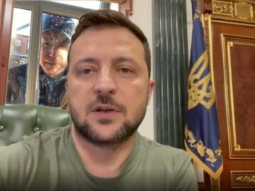 Байден заглядывает в окно