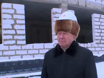 Дед в каске