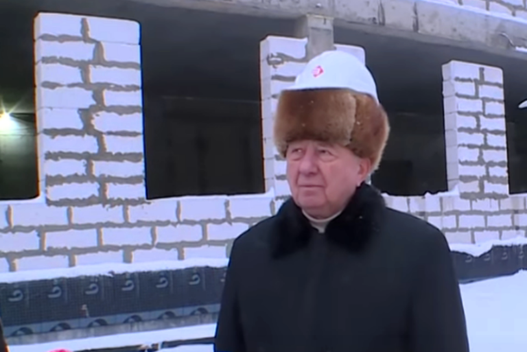 Дед в каске