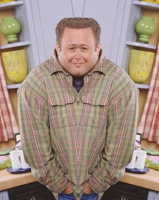 Кевин Джеймс ухмыляется