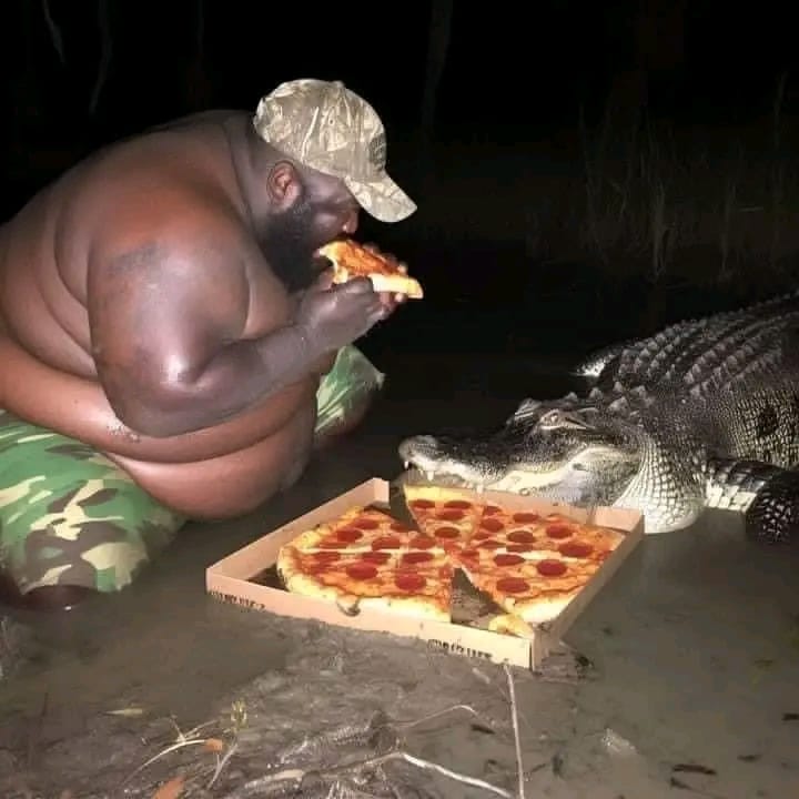 Толстяк ест пиццу и бьет аллигатора (Fat man eats pizza and kicks an alligator) Толстяк ест пиццу и бьет аллигатора (Fat man eats pizza and kicks an alligator)